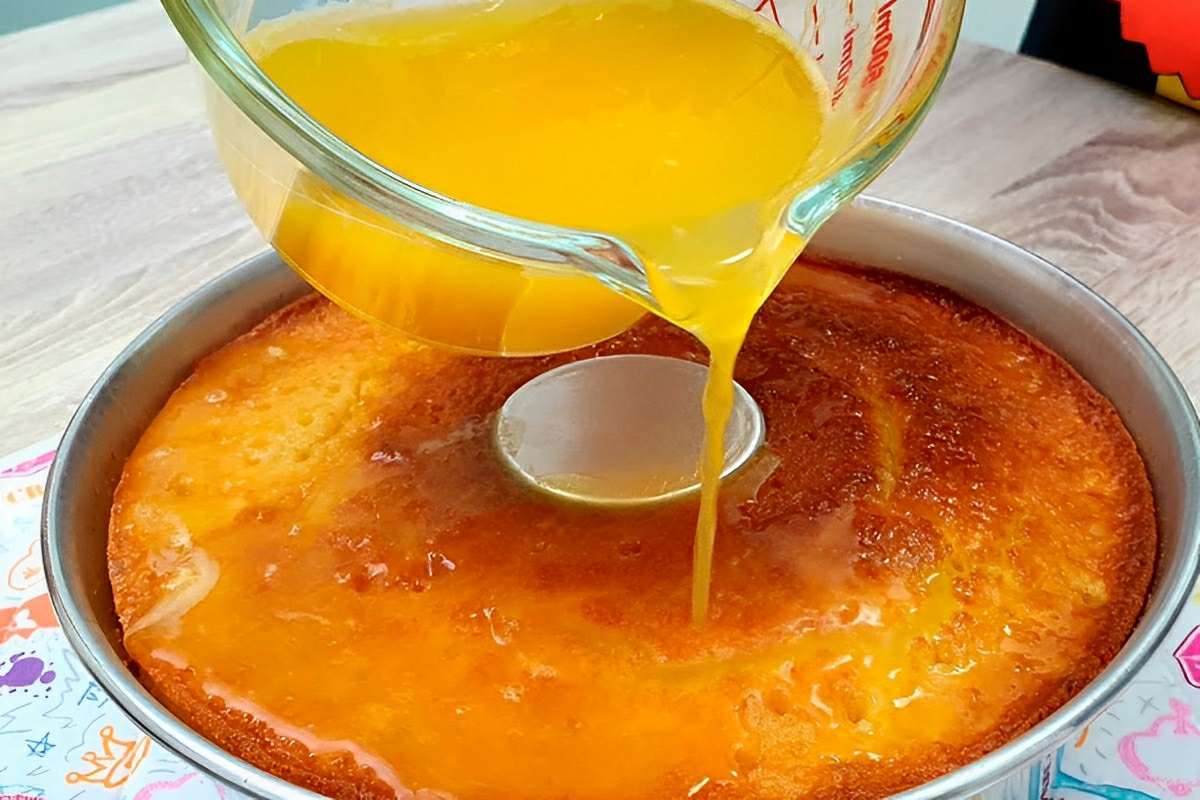 Bolo de laranja molhadinho e fácil de fazer para servir com chá ou café