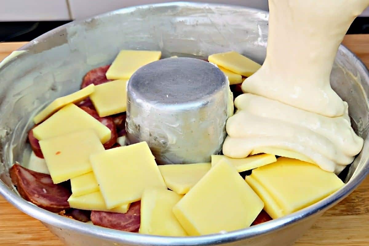 Bolo salgado recheado de calabresa com queijo delicioso e perfeito para o lanche