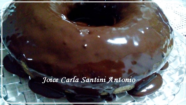 Bolo pão de mel com calda de chocolate, de Joice Carla Santini Antonio