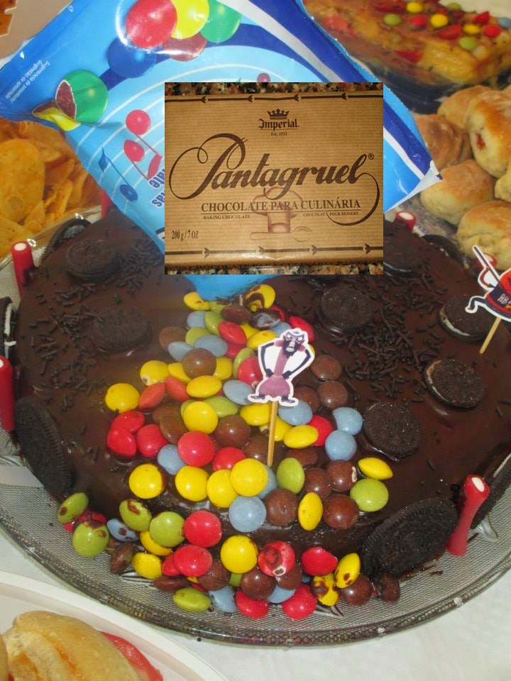 Bolo de chocolate decorado com pintas, e com Pantagruel