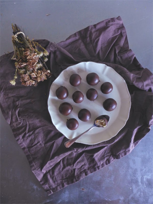 Bombons de maçapão caseira e chocolate/ Homemade Marzipan and chocolate bombons