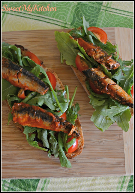 Bruschetta de rúcula e sardinhas em tomate picante