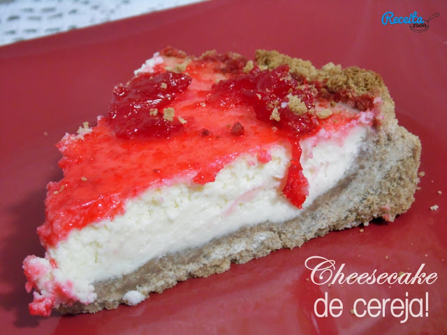 Cheesecake com calda de cereja