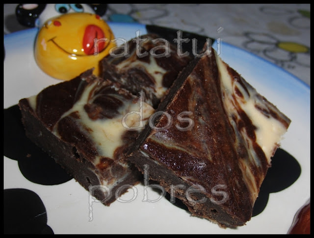 Brownies de cheesecake e chocolate marmoreado