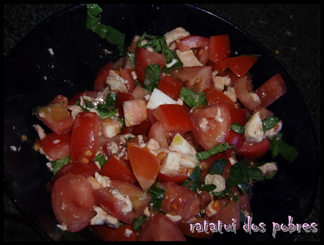 Salada de tomate, mozzarella e manjericão