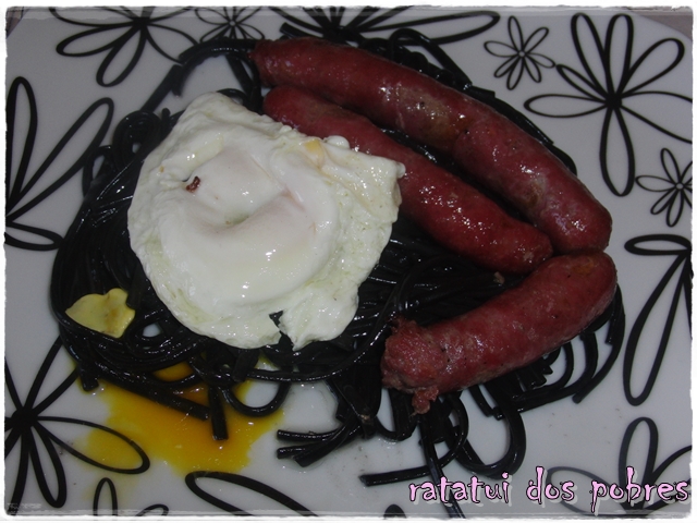 Esparguete nero com salsicha fresca e ovo