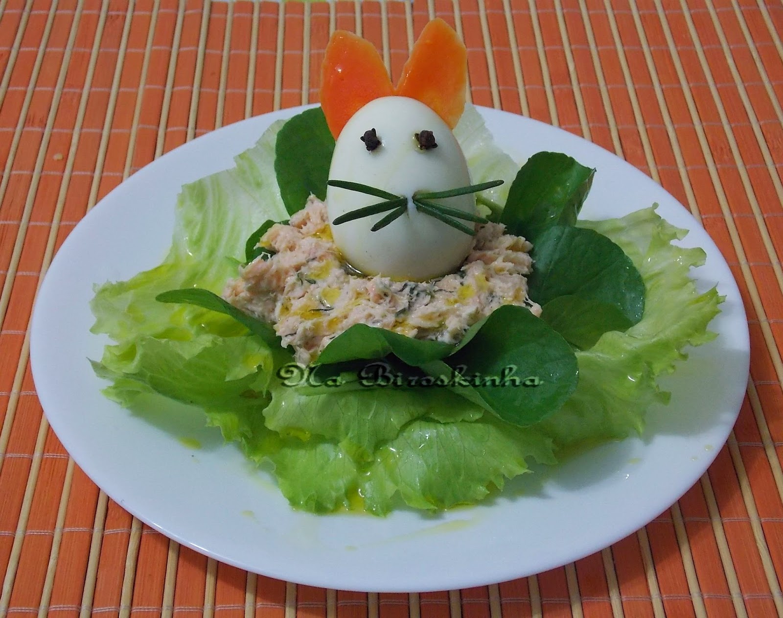 Coelhinho de Ovo com Salada de Salmão