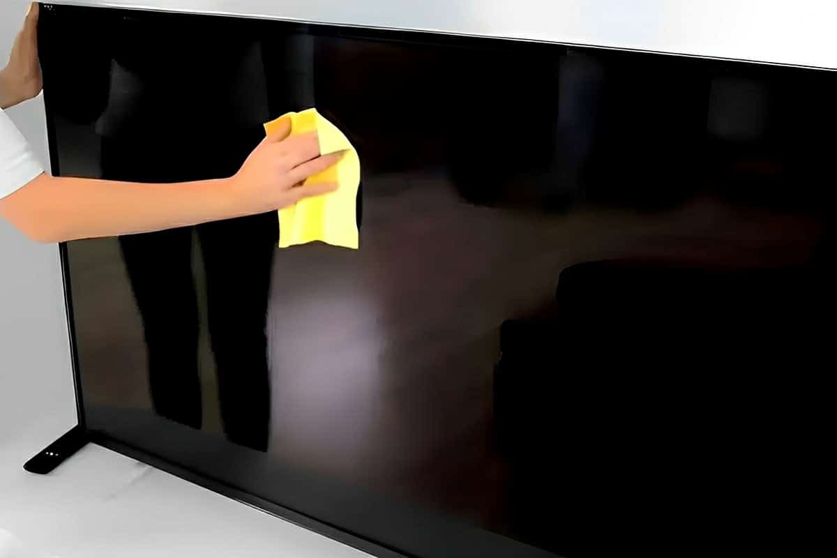 Como limpar telas de TV e deixá-las brilhando sem riscar nem danificar os seus aparelhos