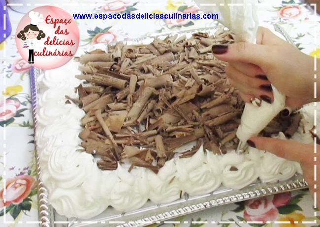 Confeitando bolo com marshmallow e raspas de chocolate