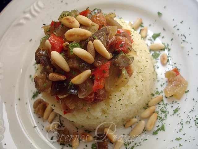 Couscous marroquinho com beringela, pimentões e pinollis