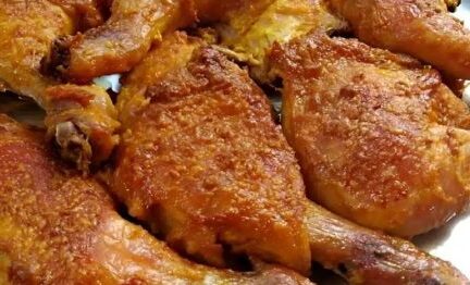 Coxa e sobrecoxa de frango na maionese assado no forno bem temperadinha e com casquinha