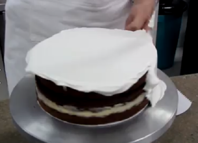 Confeitando bolo com o Chef Andrew Schulze