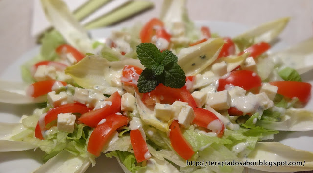 Salada de Endívia com Tomates Frescos e Molho de Hortelã