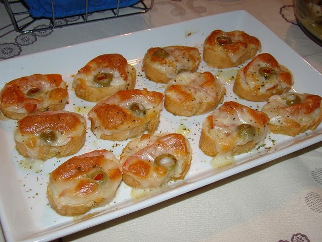 Bruschettas de Mozzarela , Tomate e Azeitonas Recheadas