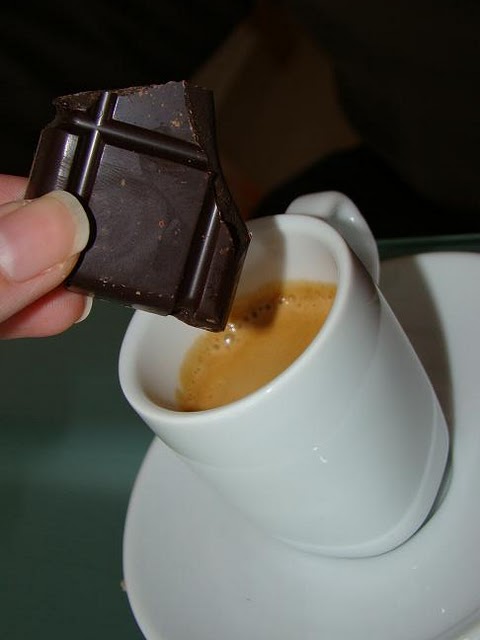 Chocolate Preto mergulhado em Café Expresso
