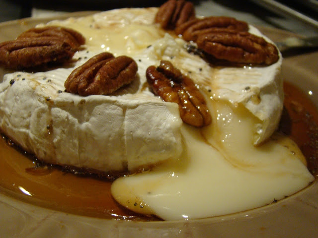 Camembert no Forno com Xarope de Agave e Nozes Pecan / Camembert in the Oven with Agave Syrup and Pecan