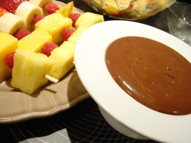 Fondue de Chocolate com Espetadas de Fruta / Chocolate Fondue with Fruit Skewers