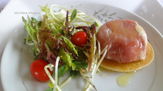 Bombons de Parma sobre Blinis e Salada de Miniverduras