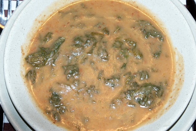 Sopa de feijão com espinafres