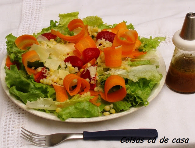 Salada de alface, cenoura e morango