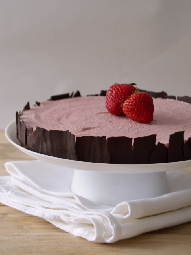 Bolo gelado de morangos e chocolate // Strawberry chocolate ice cream cake