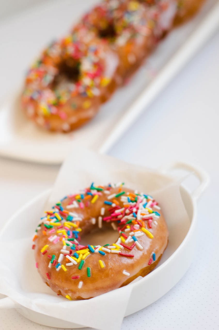 Donuts com Cobertura Açucarada e Confeitos Coloridos
