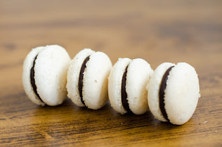Macarons de Castanha-do-Pará com Recheio de Ganache de Chocolate