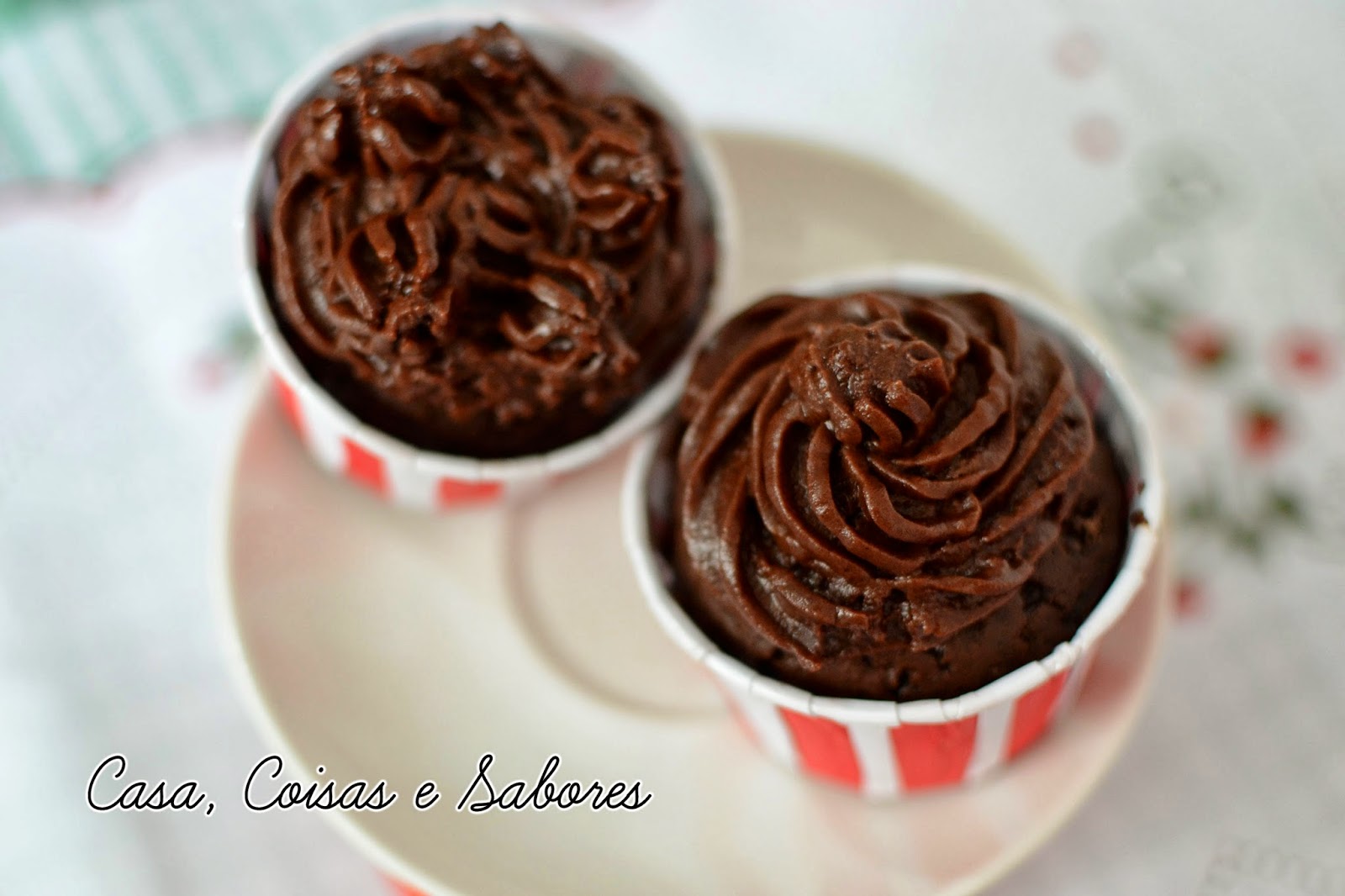 Dia Mundial do Chocolate: receita para 2 cupcakes de chocolate