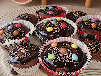 Muffins de chocolate com cobertura de chocolate