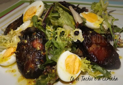 Salada de morcela com ovos de codorniz