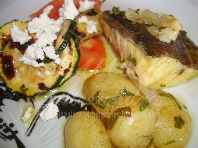 Bacalhau em Cebolada com Batatinhas Novas e Salada de Tomate com Courgette Grelhada e Queijo Fresco