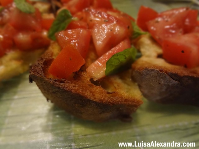 Bruschetta de Tomate e Manjericão [pão frito com azeite] • Actifry