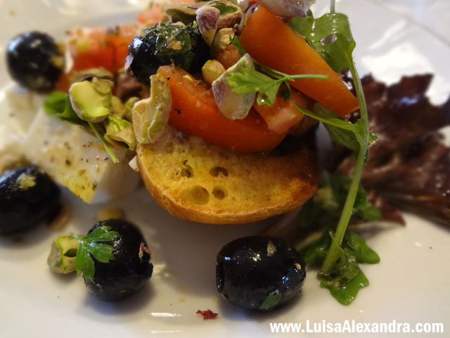 Salada de Queijo Fresco com Pistáchios sobre Pão Frito com Azeite e Especiarias para Grelhados