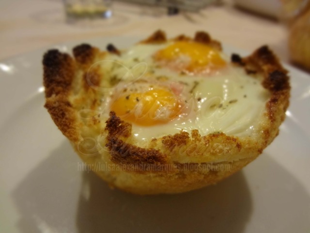 Cocotte de Ovos no Forno com Envolvimento de Pão de Forma e Recheio de Bacon, Cogumelos Frescos e Espargos