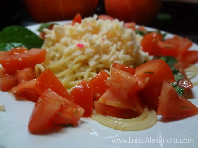 Esparguete com Tomate, Manjericão Fresco e Queijo