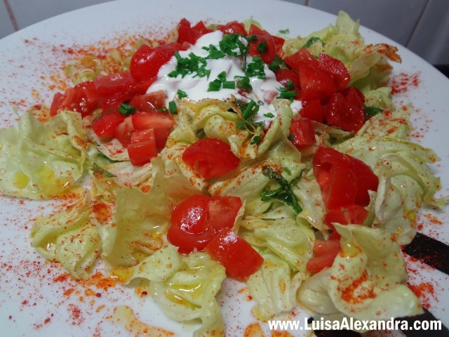 Salada de Alface e Tomate com Queijo Alavão Cremoso e Cebolinho Fresco