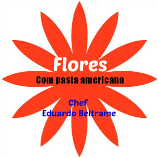 Flores feitas com pasta americana, com o Chef Eduardo Beltrame