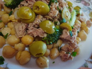 Salada de grão e atum com brócolos