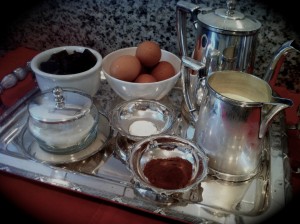 Massa de chocolate e café, recheio de creme de baunilha e doce de leite e cobertura de coulis de morango: The ultimate Rocambole!