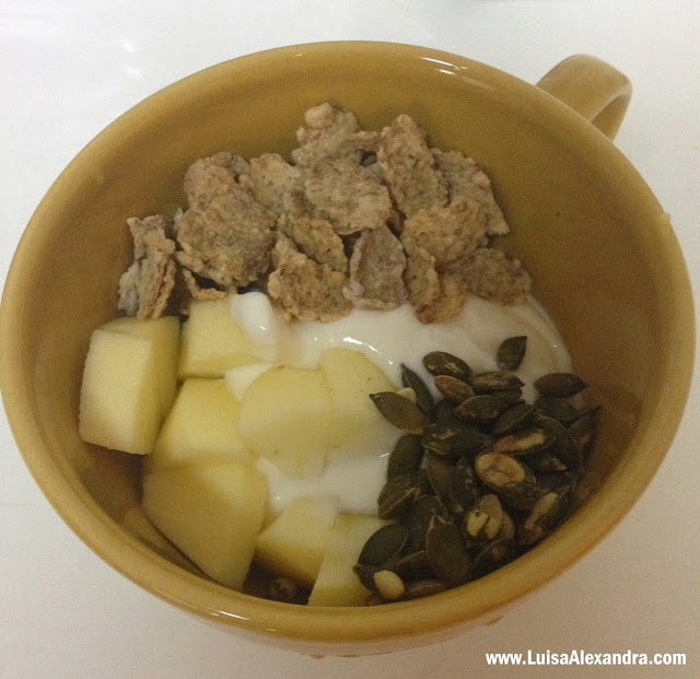 Sugestão de Lanche: Iogurte Grego Natural com Flocos de Cereais Crocantes, Maçã e Sementes de Abóbora