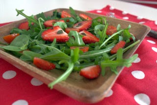 Salada de folhas verdes com morango, tomate-cereja e hortelã / Green leaves salad with starwberry, tomato cherry and mint