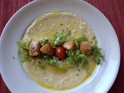 CUBOS DE FRANGO COM POLENTA MOLE, GORGONZOLA E ALFACE FRISSE