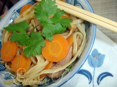 Macarrão com carne de porco à  thailandesa