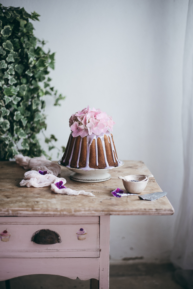 Bolo de lavanda e amora com glacé de mirtilo // Lavender & blacberry cake with blueberry glaze