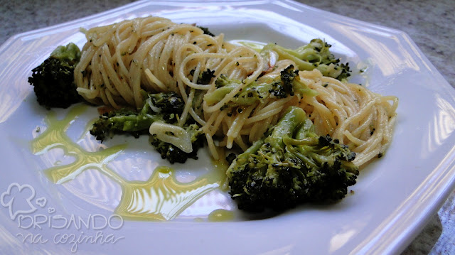 Espaguete com brócolis ao forno