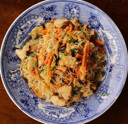 macarrão de arroz com frango e molho oriental