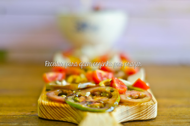 Salsichas de peru grelhadas com uma simples salada de tomate | Grilled turkey sausages with a simple tomato salad