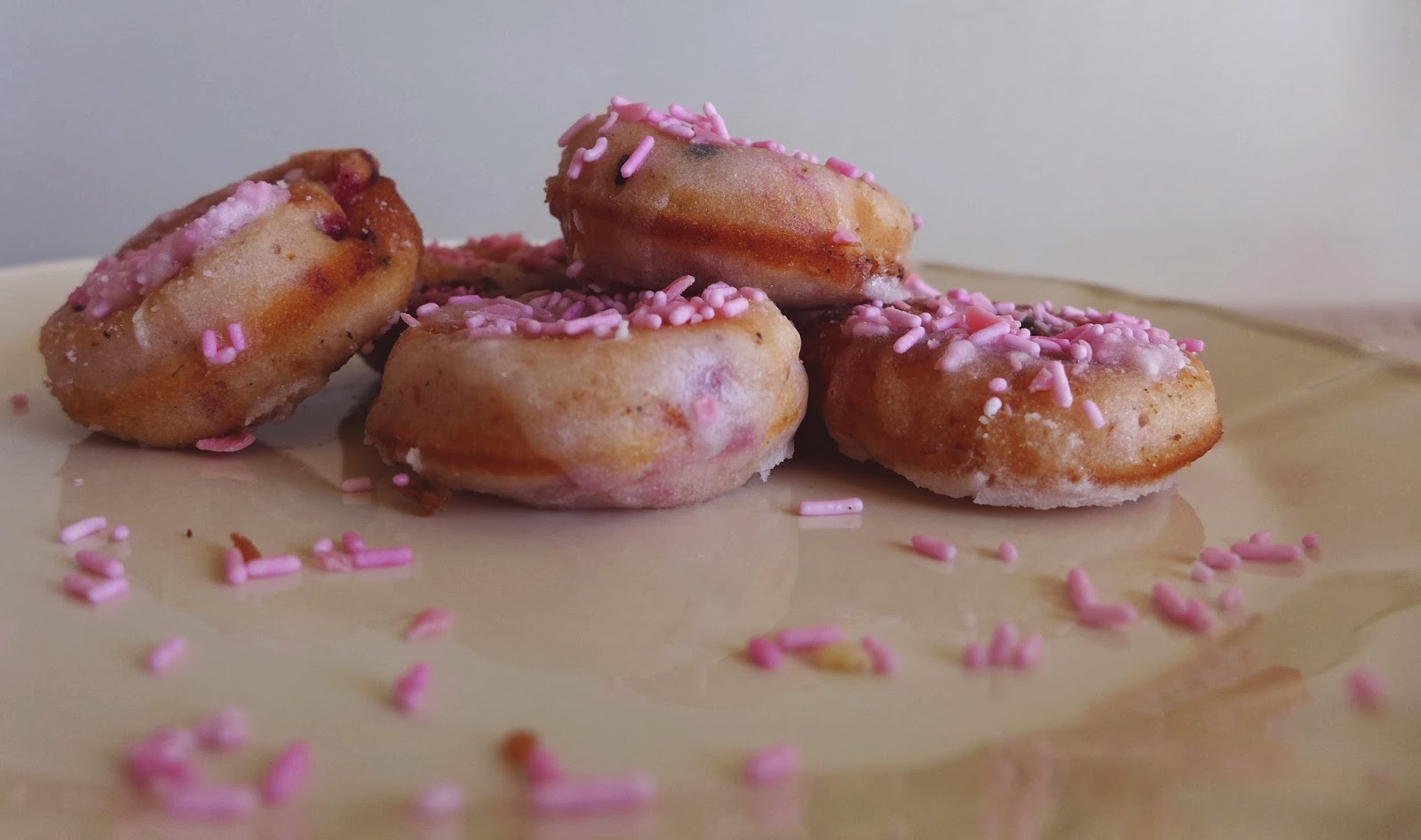 Mini donuts de iogurte e frutos vermelhos/ Mini yogurt and berry donuts