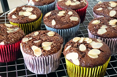 muffins de chocolate com lascas de amêndoas