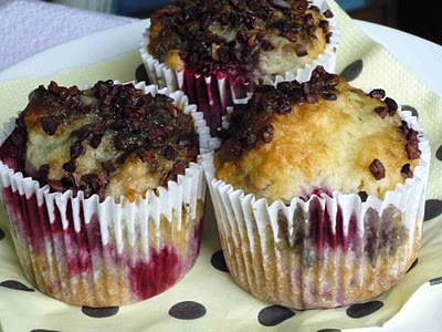 muffins de framboesa cobertos com sementes de cacau